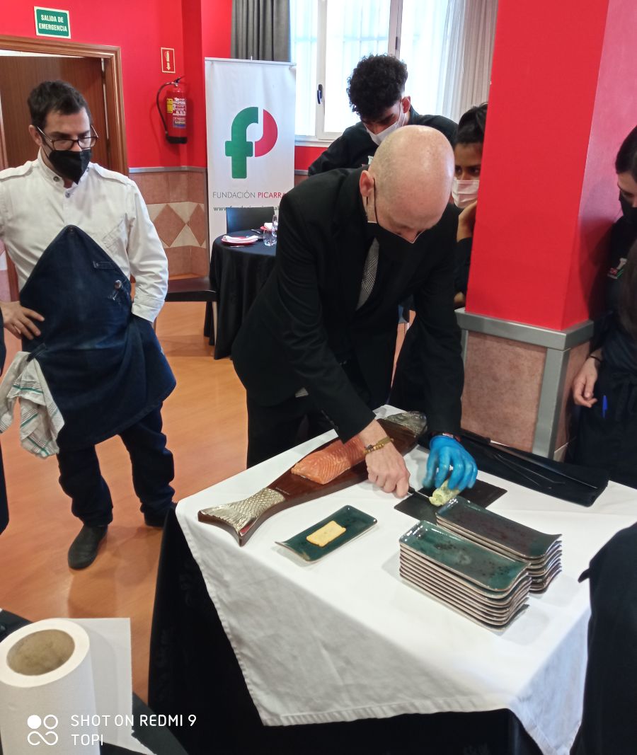 TOPIzgz's tweet photo. ¡Todo un clásico!

👉 Nuestros profesores Moisés Andaluz y Toño Palacio han enseñado a nuestro alumnado a marinar y salar un #salmón y a cortarlo a la vista del cliente, respectivamente. 🐟

¡Buen trabajo!👏

 #escueladehostelería #hostelería  #FormaciónHostelería #marinar https://t.co/t7VMn8ePyq