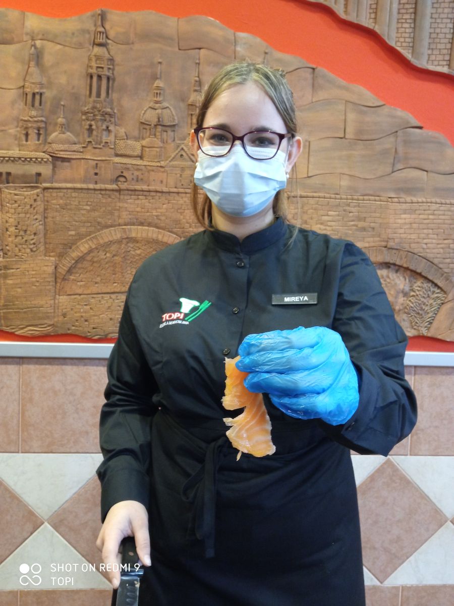 TOPIzgz's tweet photo. ¡Todo un clásico!

👉 Nuestros profesores Moisés Andaluz y Toño Palacio han enseñado a nuestro alumnado a marinar y salar un #salmón y a cortarlo a la vista del cliente, respectivamente. 🐟

¡Buen trabajo!👏

 #escueladehostelería #hostelería  #FormaciónHostelería #marinar https://t.co/t7VMn8ePyq