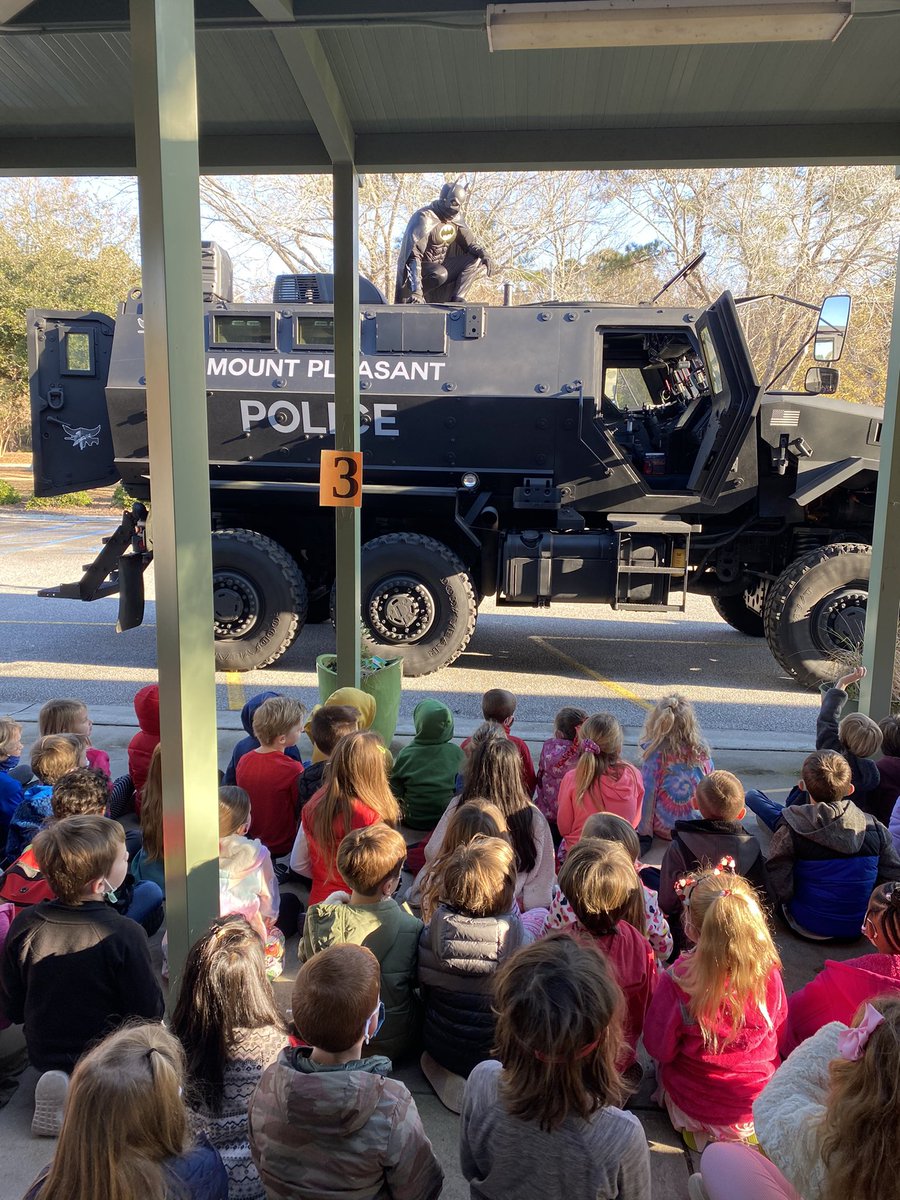 MrSimsAP's tweet photo. Big thanks to @MountPleasantPD (and Batman) for stopping by to present to the kids this morning! https://t.co/K6qSXp2C9F