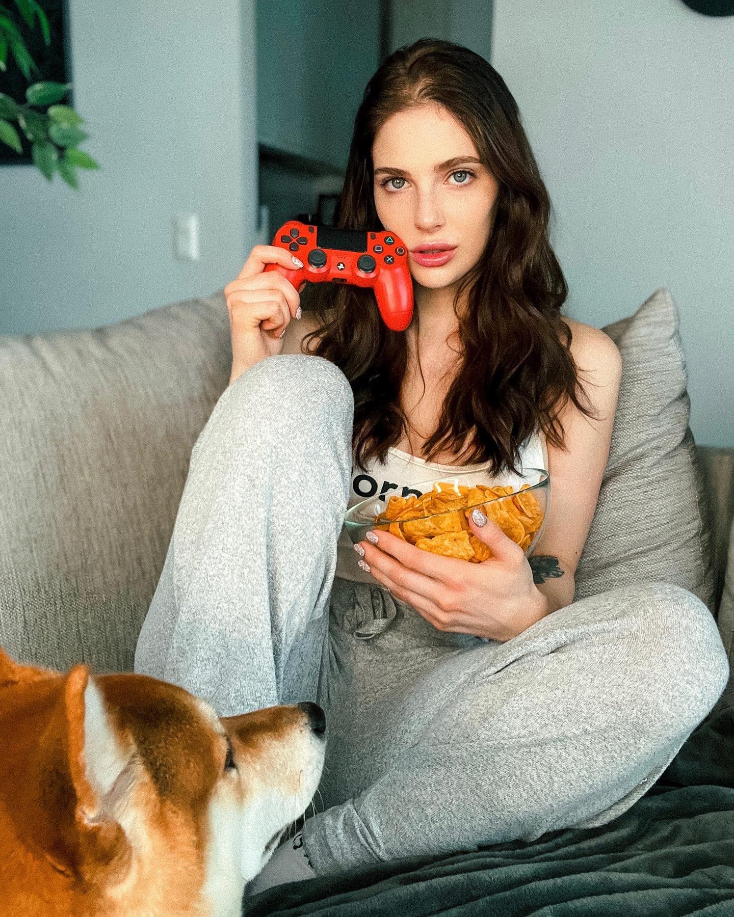 TW Pornstars - 1 pic. ReislinNSFWONLYFANS. Twitter. Be my Valentine