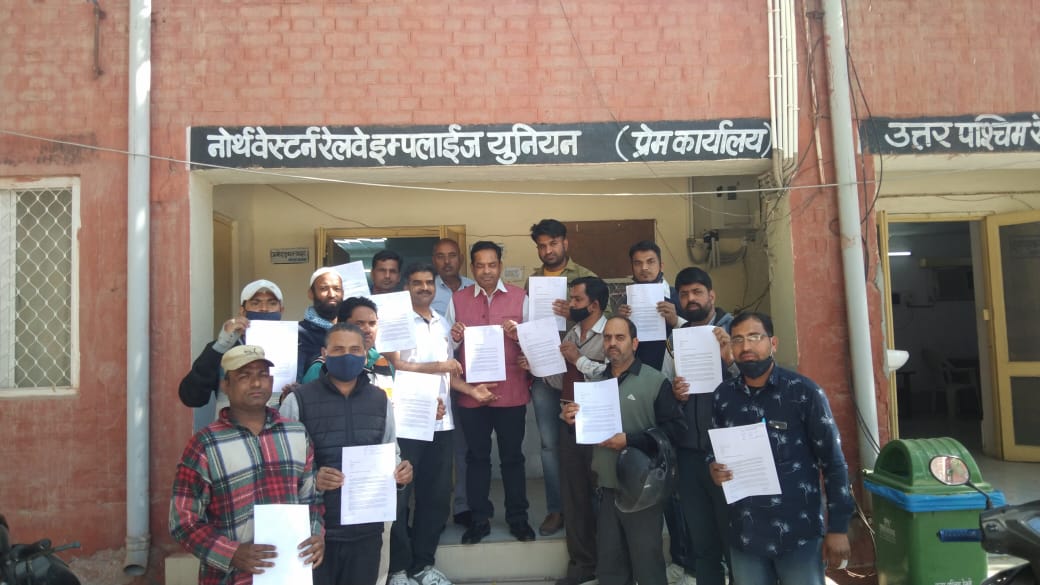 AIRAAAOFFICIAL's tweet photo. ▪️Our comrades visited their respective outreach camp provided by RRB &amp; submitted our suggestion memorendum across Maharashtra, Rajashthan, Odisha &amp; UP.
▪️You can also mail or submit our concerns &amp; suggestions online before 16th february.
@AshwiniVaishnaw @RailMinIndia 
1/2 https://t.co/8wc9nir2SG