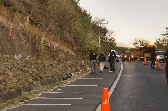 El cadáver de una persona NO IDENTIFICADA fue encontrado esta mañana en el km. 19 de la carretera de Oro, límite Ciudad Delgado y Soyapango. La víctima está envuelta en sábanas y posiblemente abandonado en horas de la madrugada. Aún se desconoce si es masculino o femenino.