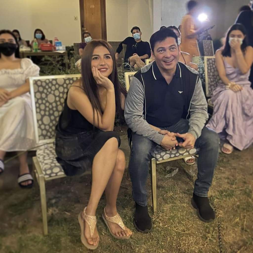 SanyaWarriors's tweet photo. Uyyy nag ka holding hands habang nanonood
#FirstYayaIsNowFirstLady  Sanya Lopez  @sanya_lopez @GMADrama https://t.co/hqaNhbWLc7