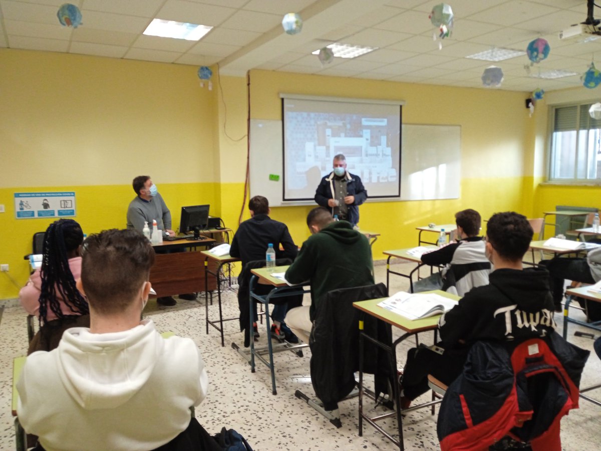 HelmatelSL's tweet photo. 📸 Fotos del encuentro Chint-Helmatel y centro @SalesianosPiza del pasado Viernes

Gracias a Miguel Angel de @ChintElectrics por su clase magistral y a Juan Jose Alonso del Centro Salesianos Pizarrales por la acogida, así como a todos los alumnos del centro por su implicación 👏 https://t.co/jKJKqjLnuZ