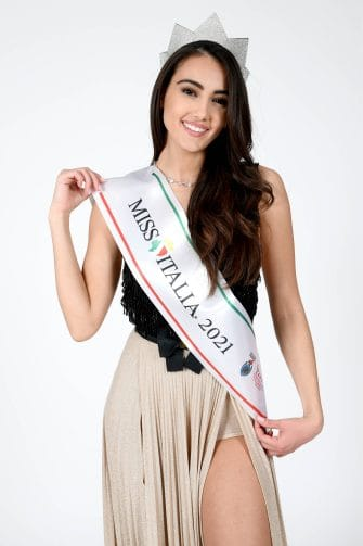 VoceSecond's tweet image. Zeudi Di Palma, studentessa ventenne di Scampia, ha vinto il concorso di @_MissItalia
Complimenti vivissimi dalla nostra pagina 🙂

 #MissItalia2021 #MIssItalia