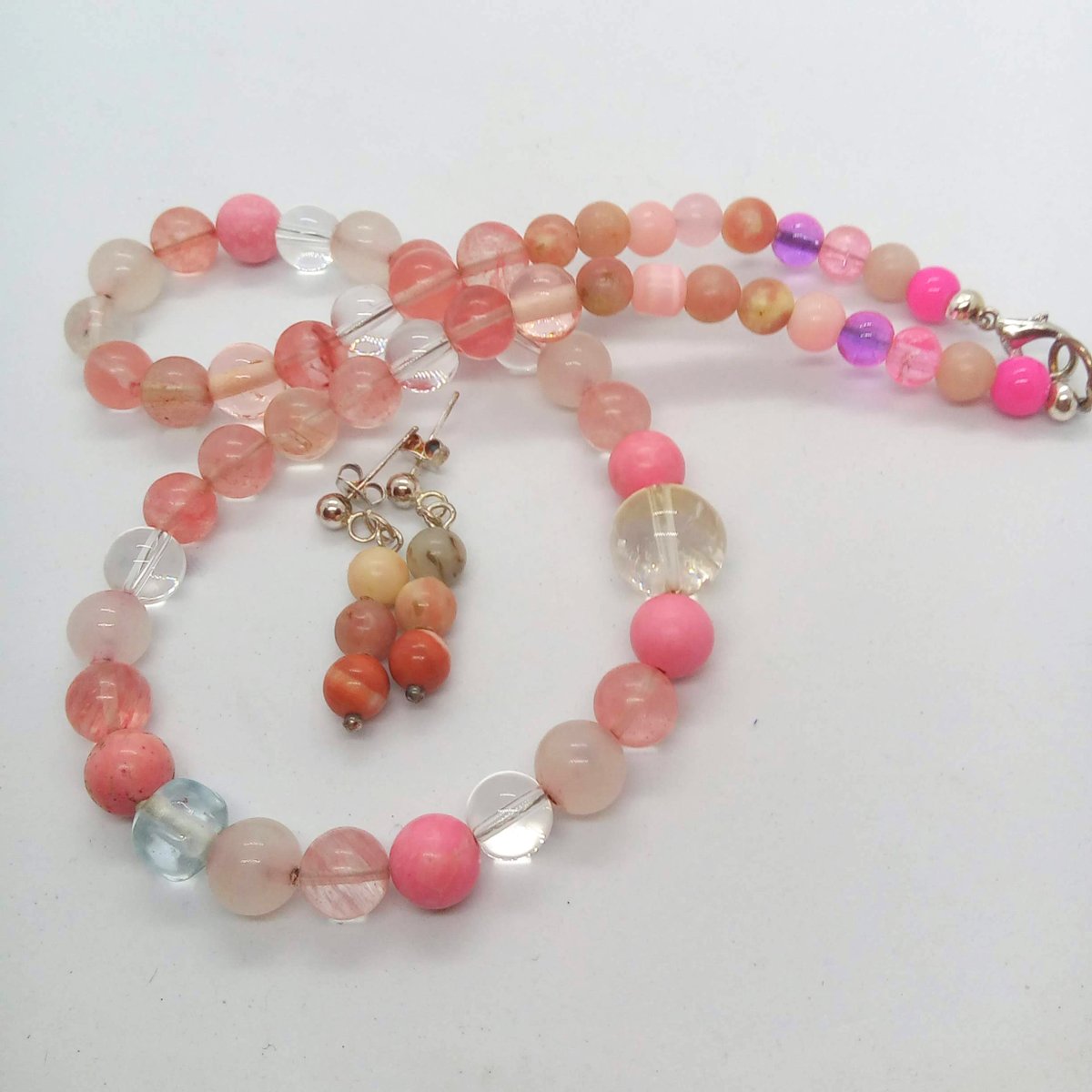 This pretty Jasper Rose Quartz & Glass Beads Necklace & Earrings would make a lovely gift for your special lady. It costs £20 + P&P. folksy.com/items/7345907-… #newonfolksy #folksy365 #oswestryjewels #jaspernecklace #jasperearrings #pinkjewellery #mothersdaygift #giftforher