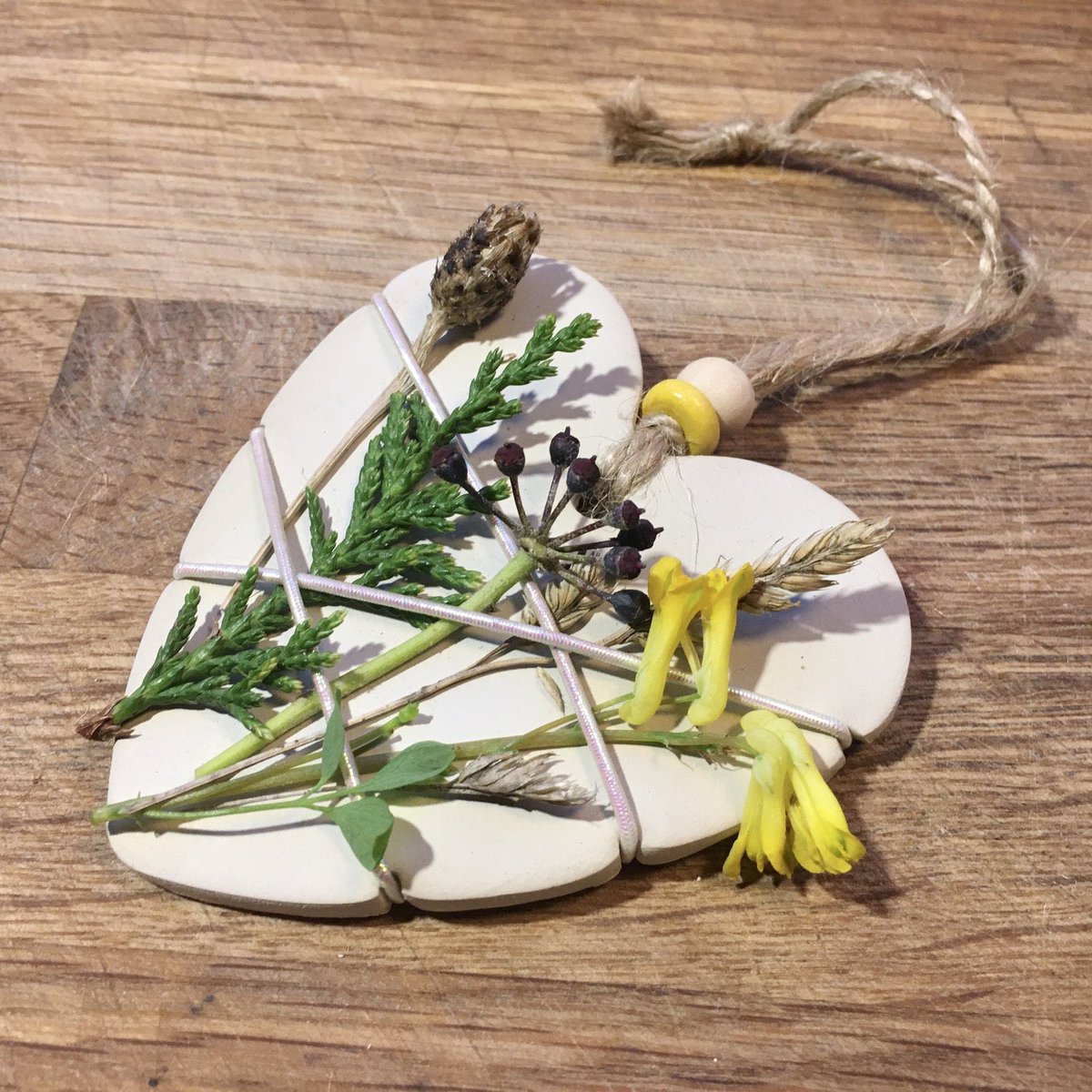 MudandBloom's tweet photo. Make a clay nature weaving heart 💛🌿

This is a simple activity to do and a lovely way of displaying some of the flowers and foliage that's in season. They can be used again and again throughout the year. 

https://t.co/UT9D5SjwC4

#naturecraftsforkids #valentinescraft #crafts https://t.co/GkFiEJGoPm