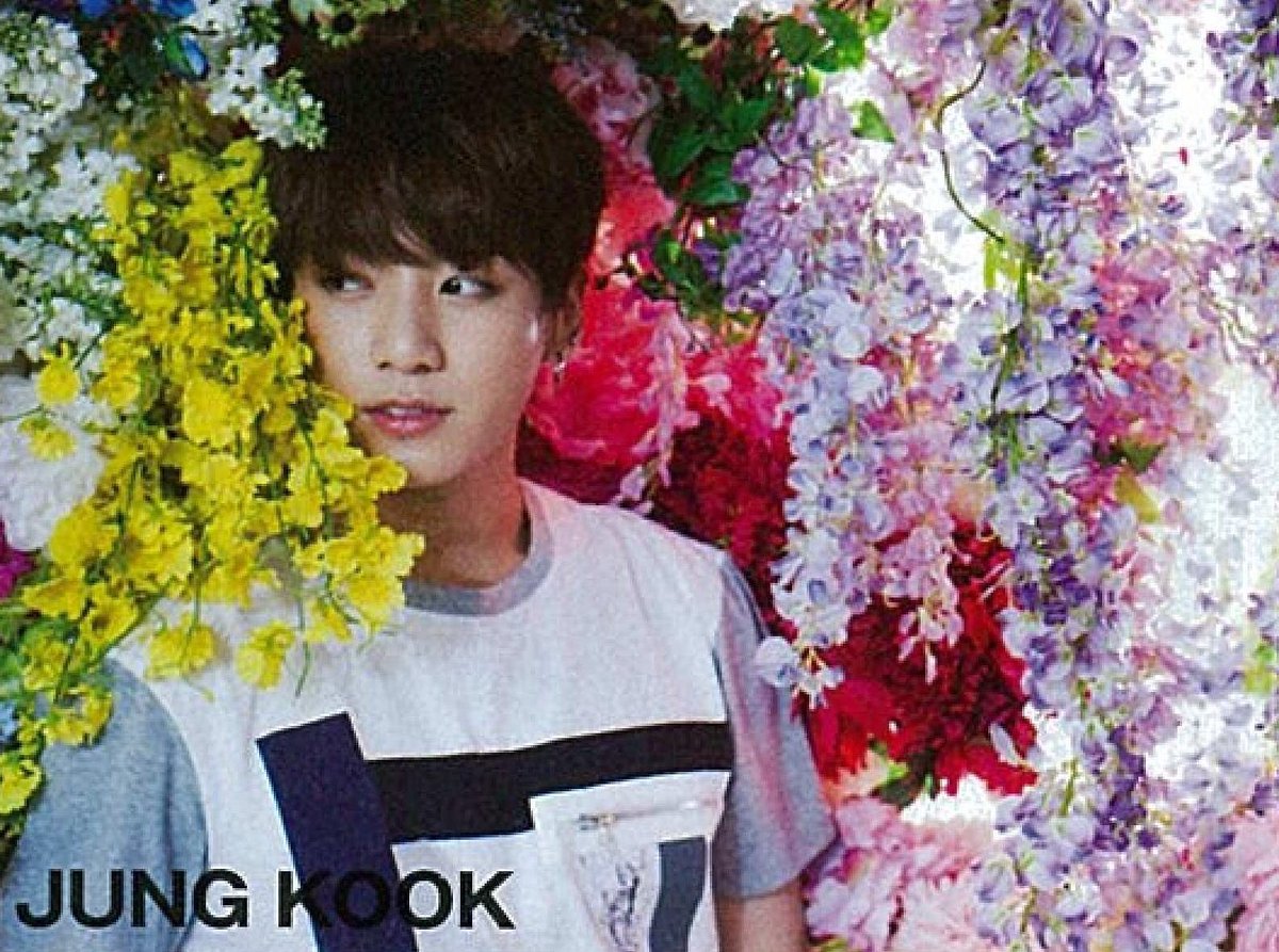 Jung kook standing. Чонгук цветы. Чонгук с цветами фотосессия. Чонгук с цветами розами. Букет с Чонгуком.