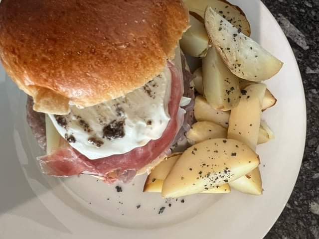 descubrelatrufa's tweet photo. Comienza la segunda semana de la ruta gastronómica #Descubrelatrufa con grandes propuestas truferas en Zaragoza y provincia.

¿Quieres conocer alguna de ellas? 👇
#AragonAlimentosNobles #trufanegradearagon  #aragonturismo #trufanegra #DOPCalatayud #gastronomía #Zaragoza https://t.co/xm4rDc93h0