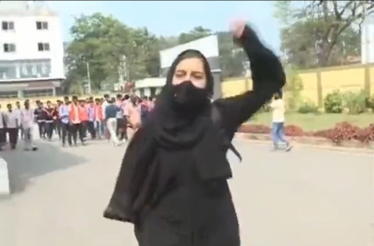 isaguvendik's tweet photo. Hindistan'da yaşanan başörtüsü yasaklarına karşı uluslararası kamuoyunun sessizliğini koruması dünyanın ikiyüzlü politikalarını bir kez daha ortaya çıkarmıştır.

Din ve vicdan hürriyetinin muhafaza edilmesi adına yaşananlara daha fazla sessiz kalınmamalıdır. https://t.co/QOOeq8Icoa