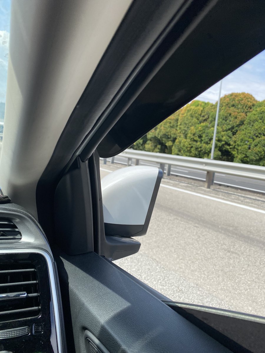 FannnF's tweet photo. This VIP convoy try to damage my car because im not going to the left lane. I dont know is it police or body guard who hit my side mirror. The traffics also dangerously tell to change lane last minutes and expect us to just go to the left lane and that can make me hit other car. https://t.co/H0PtzxXjav