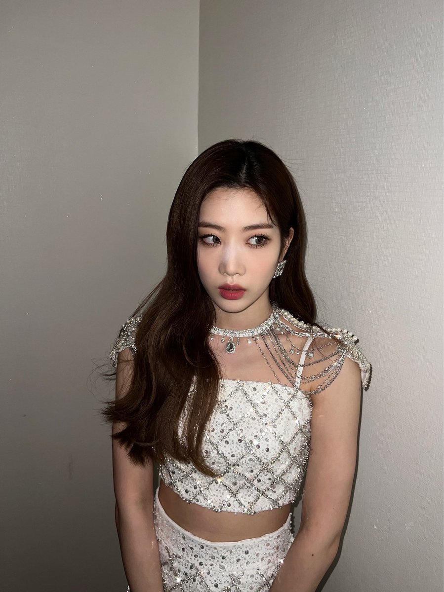 group: loona

member: kim lip