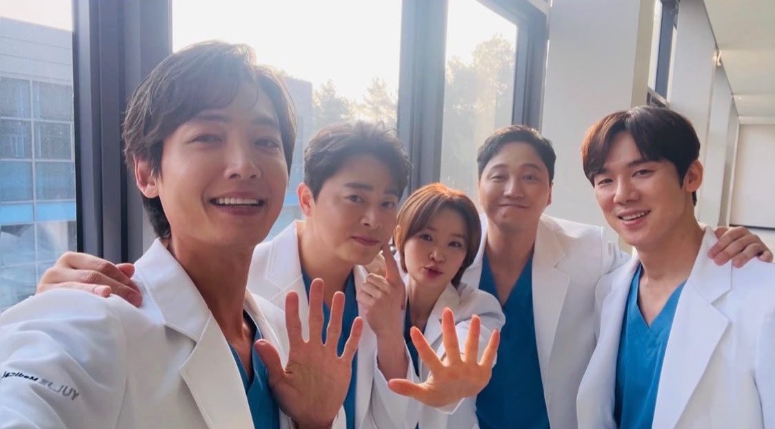 winter_410's tweet photo. 이사람들너무수상하다
왜 갑자기들 단체로 만나고 막 그러는거지 https://t.co/iOVkIm0j27