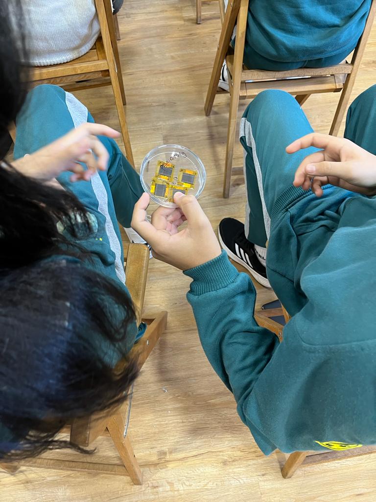 otri_upm's tweet photo. El trabajo de las investigadoras se centra en el estudio de dispositivos basados en #grafeno en el marco de los Objetivos de Desarrollo Sostenible #ODS 

Hoy los estudiantes podrán ver ejemplos y demostrar lo que han aprendido.

#mujeryciencia #11F #11f2022 https://t.co/JSI3FoAttW