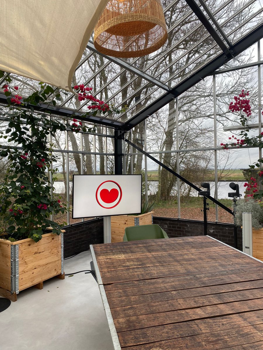 Over een uur starten we het Frysk Toerisme Kongres 2022. Waarde van relaties tussen sectoren, interessante tafelgasten en muziek van Nynke Laverman. Kijk mee 👉 friesland.nl/ftklive