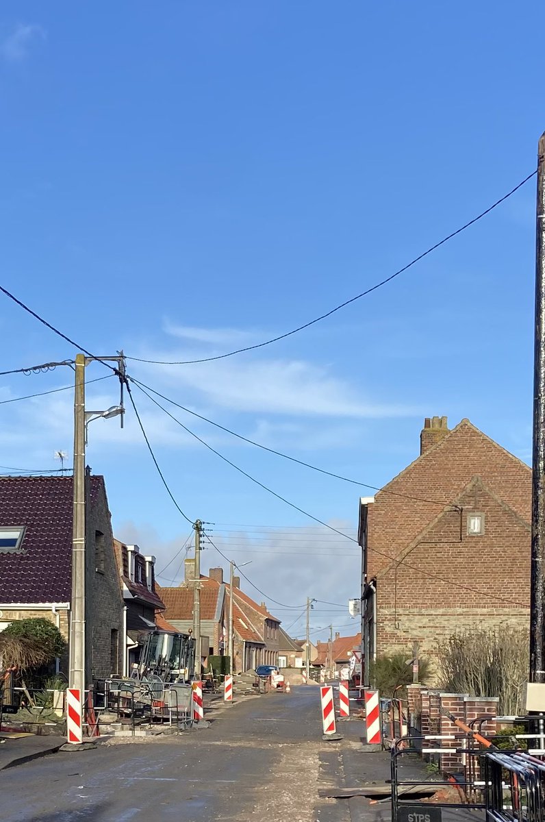 EnergieFlandre's tweet photo. En direct - chantier d’effacement et enfouissement des réseaux à #Zuytpeene #Flandre
✅ résorption des fils nus
✅ rénovation de l’#éclairagepublic
📍un chantier @siecf réalisé par le groupement @CiteosOfficial #FlashEnergies #Stps
📌Avec le soutien de @enedis_npdc https://t.co/WlK8uXdPq8