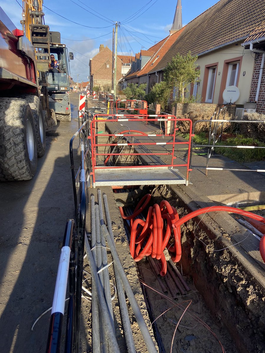 EnergieFlandre's tweet photo. En direct - chantier d’effacement et enfouissement des réseaux à #Zuytpeene #Flandre
✅ résorption des fils nus
✅ rénovation de l’#éclairagepublic
📍un chantier @siecf réalisé par le groupement @CiteosOfficial #FlashEnergies #Stps
📌Avec le soutien de @enedis_npdc https://t.co/WlK8uXdPq8