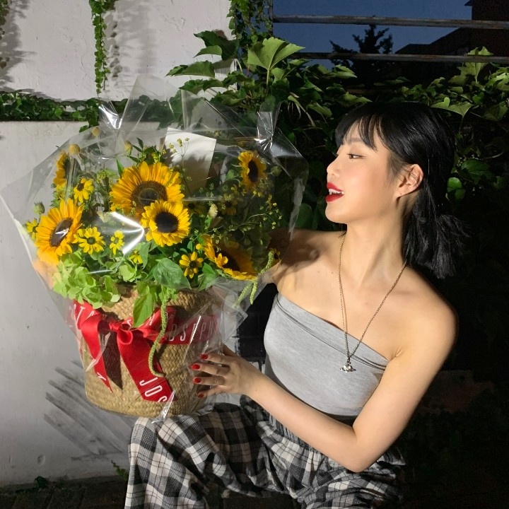archivesoojin's tweet photo. happy valentines day from #SOOJIN https://t.co/3qXch3bwp4