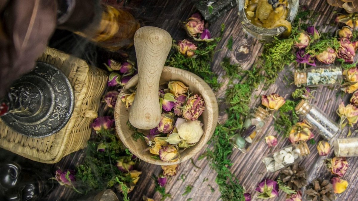 I thought I'd share an easy love spell jar with you today. This little bit of jar magick is designed to entice feelings of love and friendship. magickelle.com/witchcraft/an-…