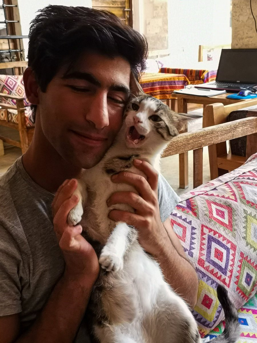 birlikte öğrendik seninle
avcumuzda yüreği çarpan
kuşa sevgiyi

elele duyduk kumsalda denizin
milyon yılda yonttuğu
taşa sevgiyi

tırtılları tanıdık seninle baharda
tırtılken daha sevmeyi öğrendik
sevgiden üreyen kelebeği