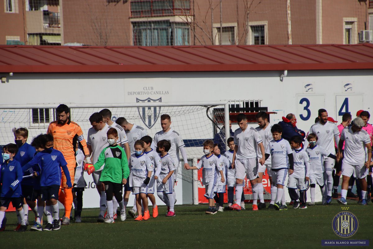 CDCanillas's tweet photo. 😍 La de ayer fue una mañana muy especial en Canillas

💙 ¡¡Nuestros peques acompañaron al primer equipo en su salida al campo!!

#JuntosHagamosHistoria😍💙🤟
#VamosCanillas⚪️🔵 https://t.co/VbZyovmYyf