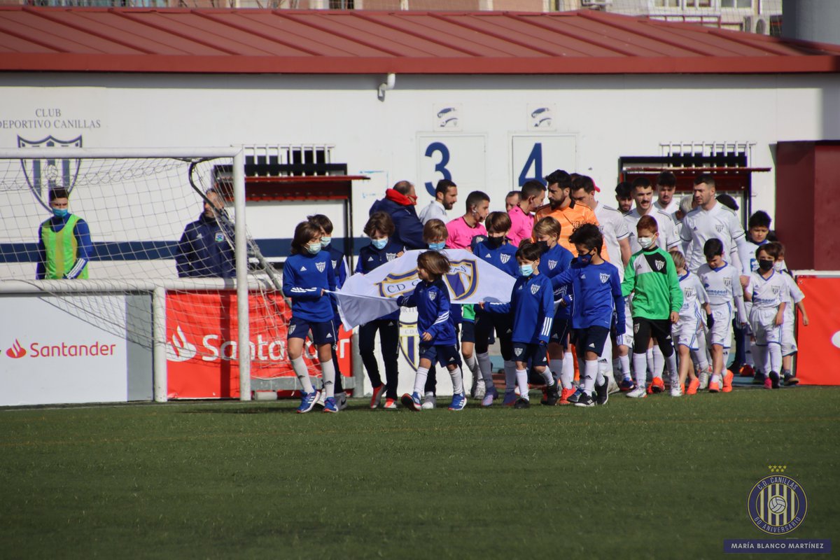 CDCanillas's tweet photo. 😍 La de ayer fue una mañana muy especial en Canillas

💙 ¡¡Nuestros peques acompañaron al primer equipo en su salida al campo!!

#JuntosHagamosHistoria😍💙🤟
#VamosCanillas⚪️🔵 https://t.co/VbZyovmYyf