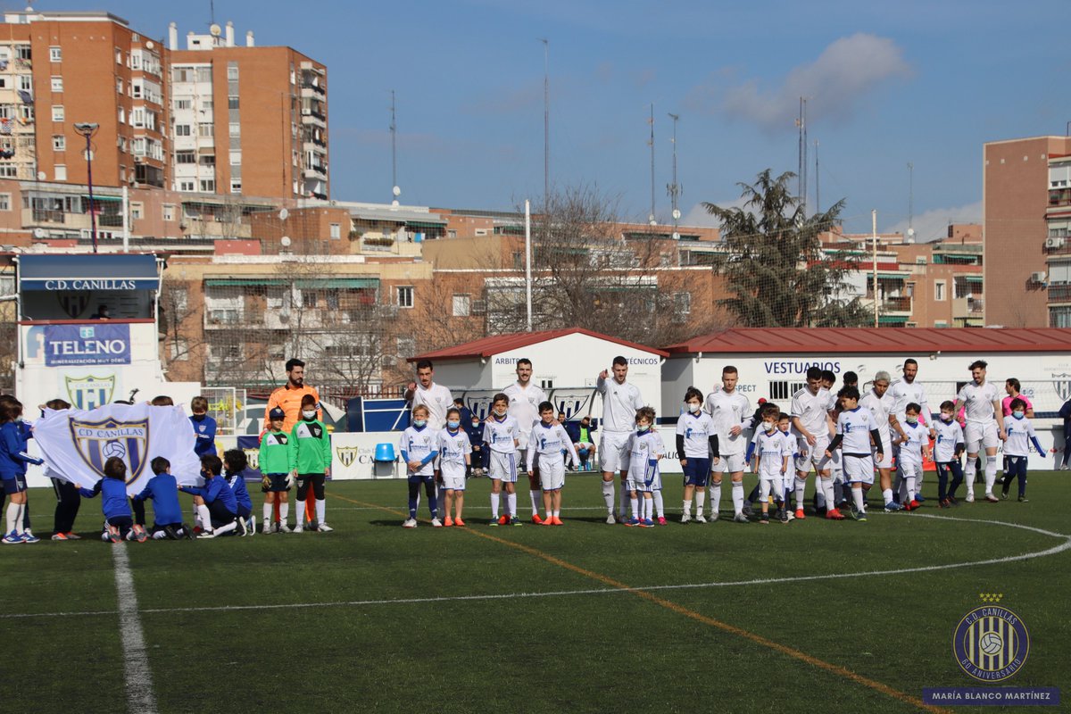 CDCanillas's tweet photo. 😍 La de ayer fue una mañana muy especial en Canillas

💙 ¡¡Nuestros peques acompañaron al primer equipo en su salida al campo!!

#JuntosHagamosHistoria😍💙🤟
#VamosCanillas⚪️🔵 https://t.co/VbZyovmYyf