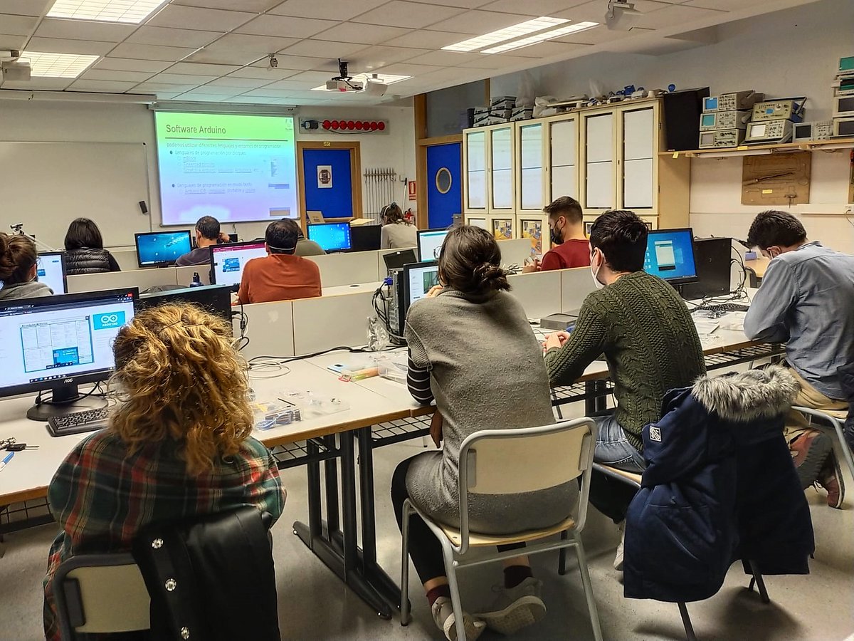 inedu's tweet photo. Ja ha començat el curs de #Arduino que #bylinedu imparteix al @iesfmontseny
Toca setmana de treball personal, i la propera torna el nostre equip al centre.
Segur que eixiràn projectes per al #ArduinoDay https://t.co/A9jqDsokdz https://t.co/nxuCC0Tbkr