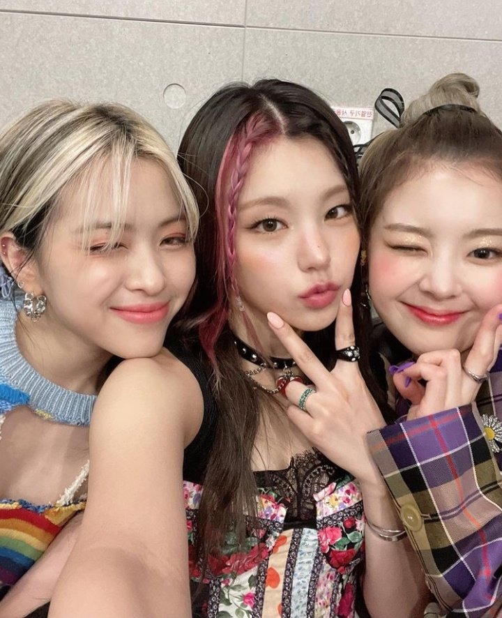 Iianator's tweet photo. YALL WE GOT A RYEJISU SELCA https://t.co/25dFuRSTi9