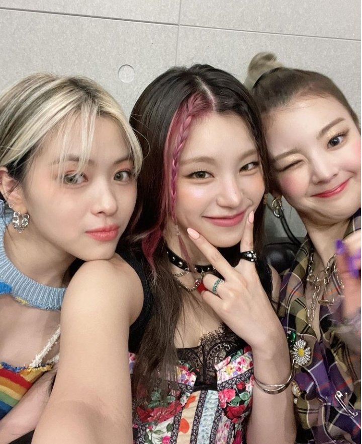 Iianator's tweet photo. YALL WE GOT A RYEJISU SELCA https://t.co/25dFuRSTi9