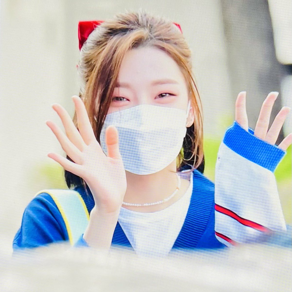 "Did anything bad happen today? Tell me if something did. I'll listen to everything 😊." -soeun.
