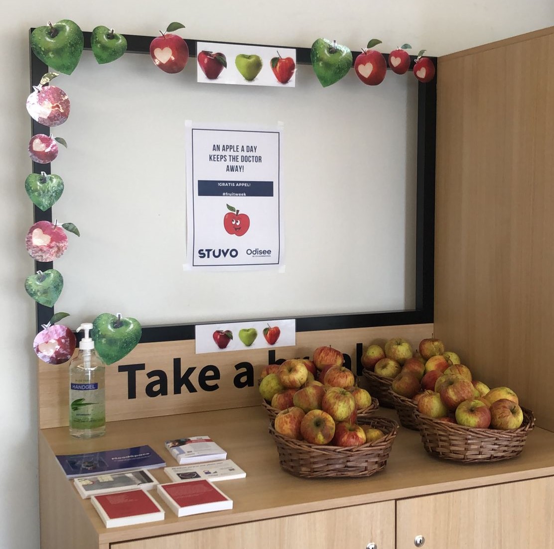 OdiseeParnas's tweet photo. Fruitweek : an apple a day keeps the doctor away! In samenwerking met Stuvo wordt er gedurende de ganse week in de inkomhal een gezond tussendoortje, gratis en voor niks aangeboden op onze campus.
#campusdilbeek #odisee #stuvo @stuvoplus
#fruitweek https://t.co/gXyRx8MZTh