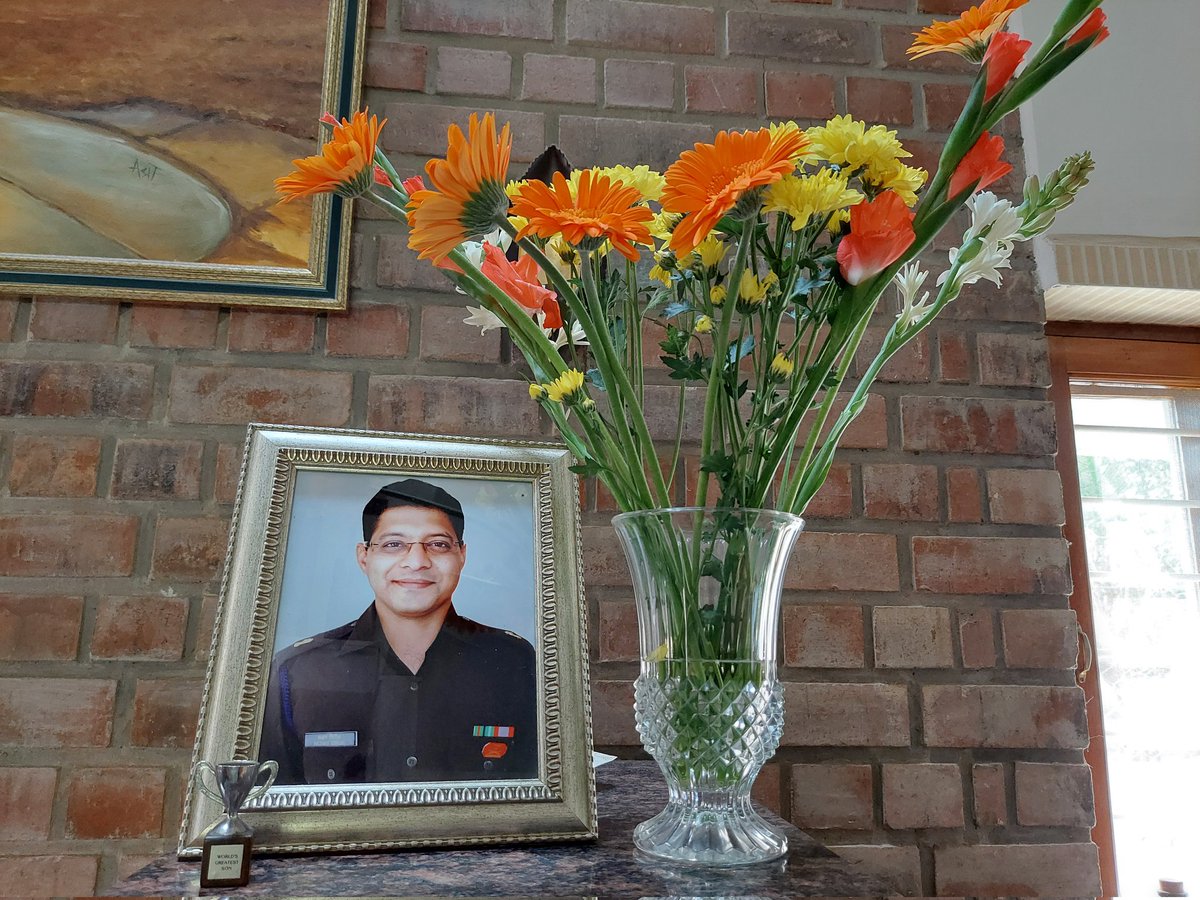 megirish2001's tweet photo. Rush at the florist today. Overheard a young lady telling her companion 'see, even that aunty is buying flowers for her #Valentine.'

Smiled at the cute couple but couldn't tell them that Akshay has got flowers every single day since 5 years...

#Love is beyond romance 😊🙏 https://t.co/sbe66lhbkB