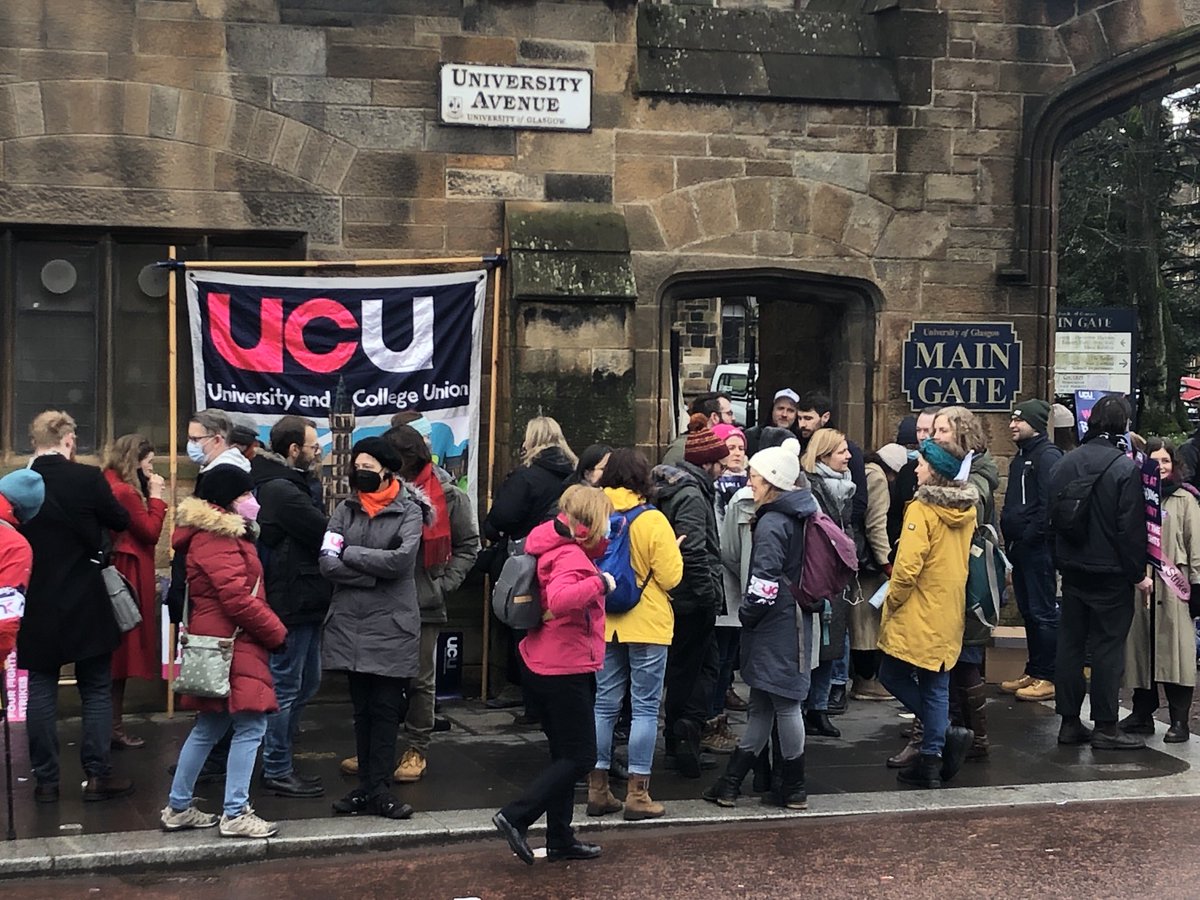 A slightly soggy picket line at Glasgow University this morning as some staff strike over pensions. More on ⁦<a href="/BBCScotlandNews/">BBC Scotland News</a>⁩ later