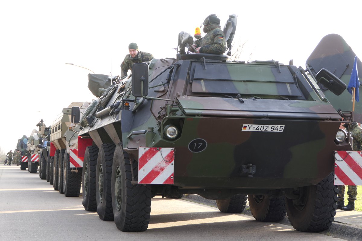 Deutsches_Heer's tweet photo. Das #Heer rollt: Die Marschvorbereitungen für #Litauen sind in vollem Gange. Allein bis zu 250 Soldatinnen und #Soldaten sowie knapp 90 Fahrzeuge schickt die größte Teilstreitkraft der #Bundeswehr zur Verstärkung für die #EFP-Battlegroup. #StrongerTogether @NatTerrBefh https://t.co/YAWfTJnSbp