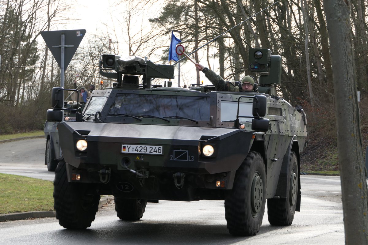 Deutsches_Heer's tweet photo. Das #Heer rollt: Die Marschvorbereitungen für #Litauen sind in vollem Gange. Allein bis zu 250 Soldatinnen und #Soldaten sowie knapp 90 Fahrzeuge schickt die größte Teilstreitkraft der #Bundeswehr zur Verstärkung für die #EFP-Battlegroup. #StrongerTogether @NatTerrBefh https://t.co/YAWfTJnSbp