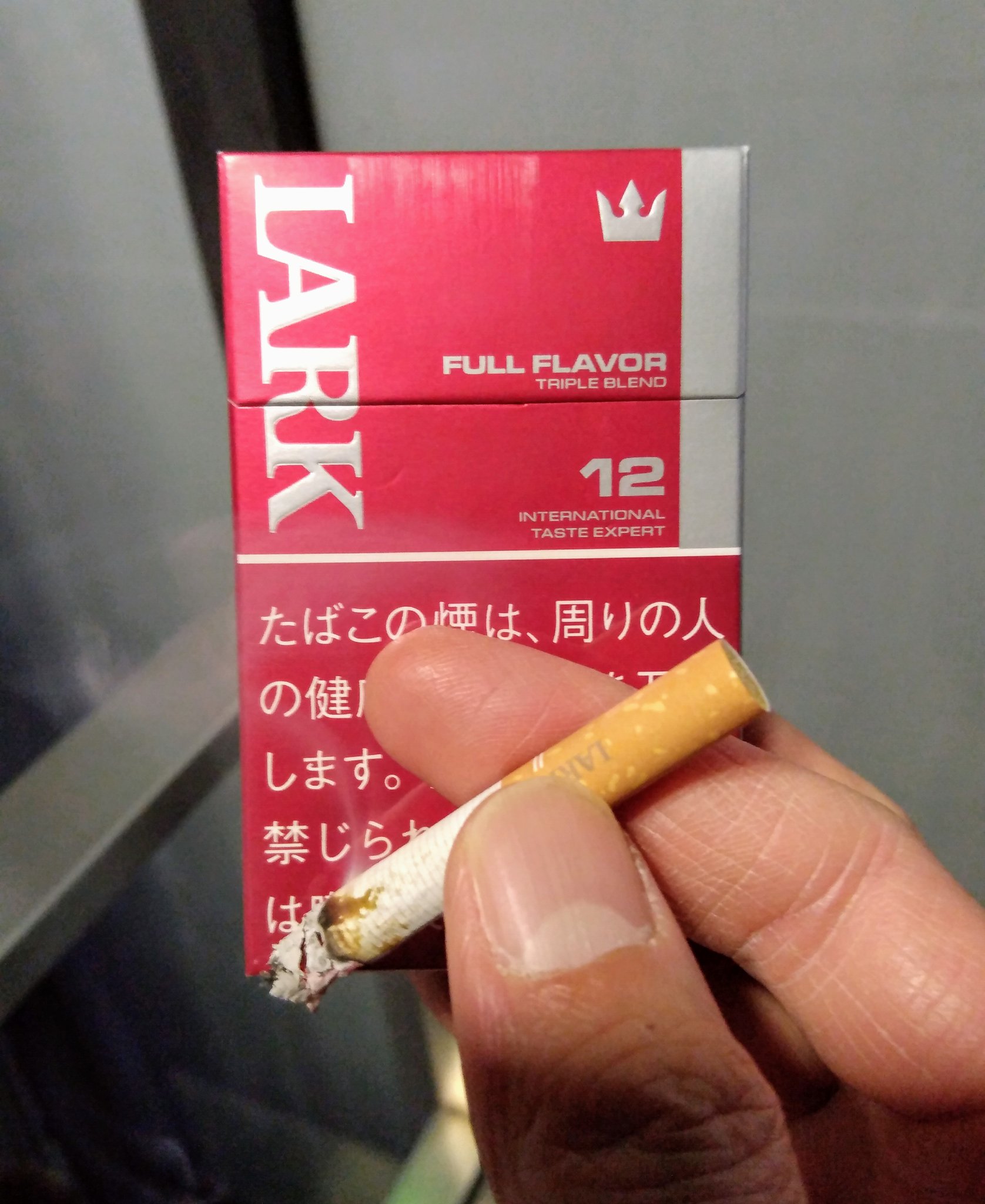 愛煙家 な小熊 今日はバレンタインデー ですか 40数年 縁のない日ではありますが せめて雰囲気だけでも味わおうと 着香のコチラを出先で してましたとさ Lark 赤ラーク 楽しい喫煙ライフ T Co 4adewswkgz Twitter