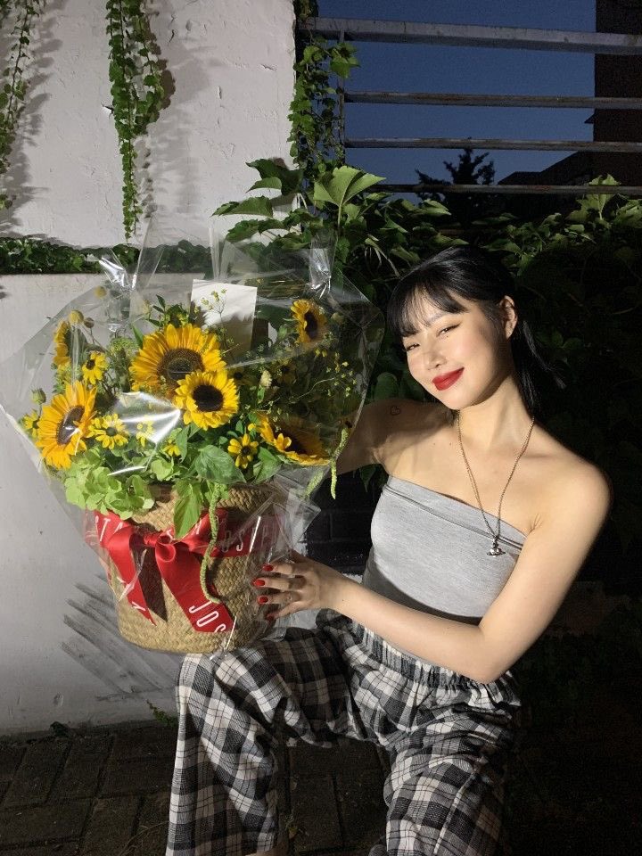 soojenlooks's tweet photo. happy valentine's day 💕 https://t.co/C3gkwTV1Gk