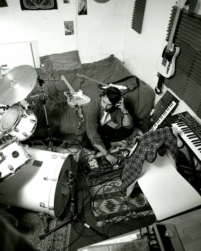 futurealters's tweet photo. New beginnings 🎸
.
.
.
#newmusic #producerlife #musiccollective #soundcollective #prodbyme #psychedelic #psychindie #rnbvibes #bedroomproducer #studiotime #spicebox #levelup https://t.co/ngnMQQsY1C https://t.co/Pfif3OMpui