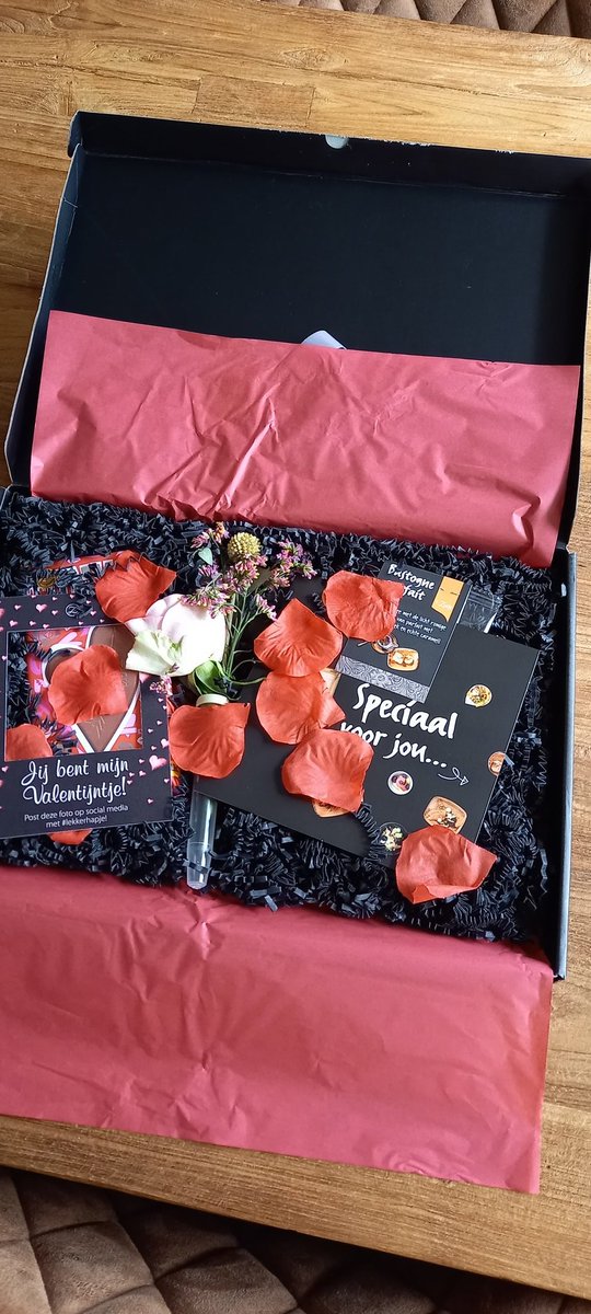 KolkHelma's tweet photo. Oohh nice nice #valentijn #lekkerhapje jummmm. Wat een leuke verrassing! #tZusje ❤ https://t.co/fv760eW1Kj