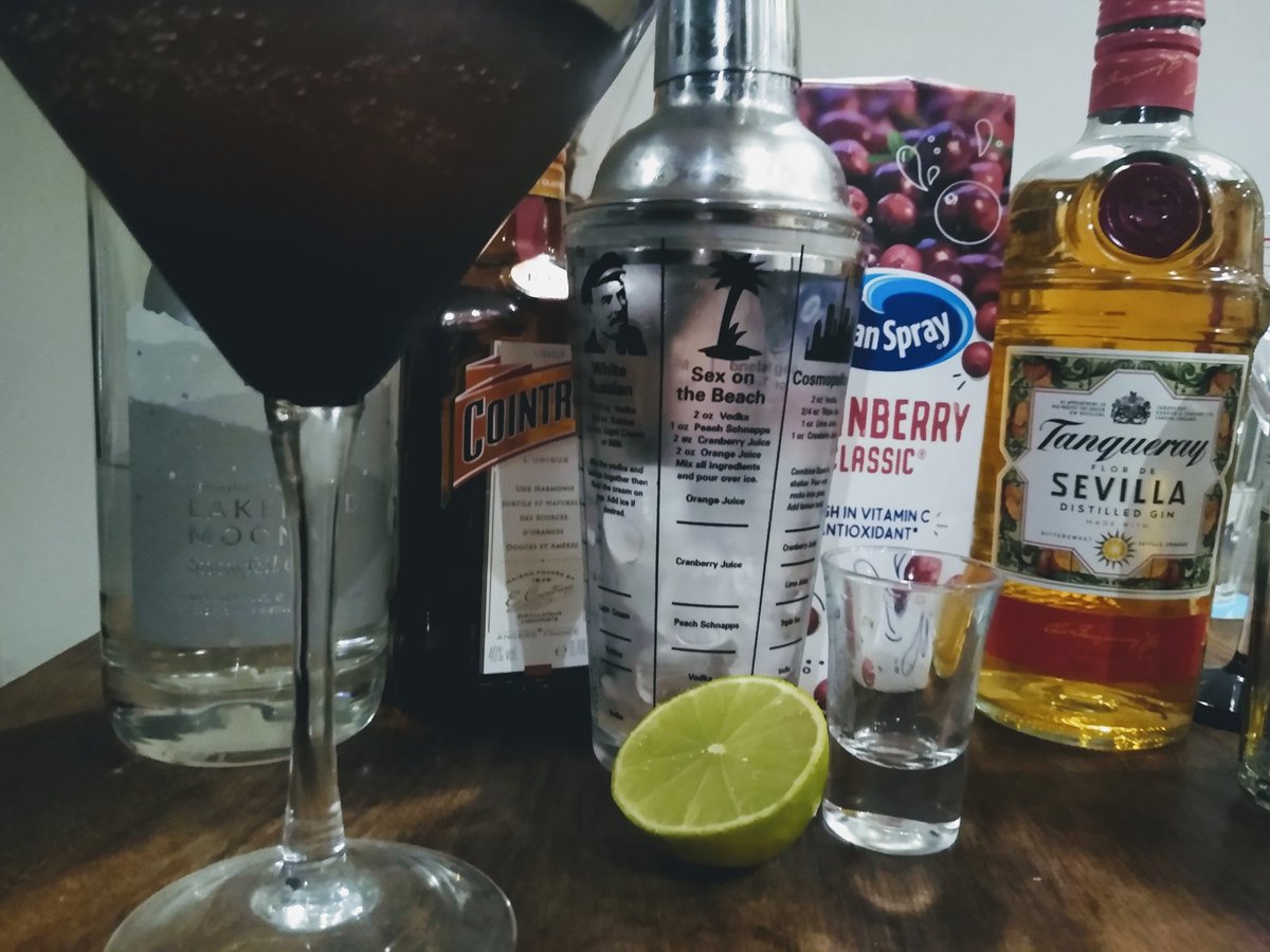 Valentine's cocktails
Cosmopolitans made with orange gin! 
#ValentinesDay #valentinescocktails