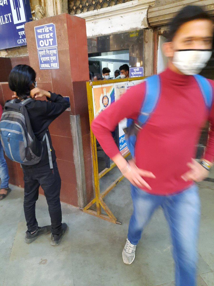 srinarayntiwari's tweet photo. @RailMinIndia @Central_Railway
@rpfcr #cststation के #local #plateform पर बने #urinal का बाहर निकलने का मार्ग क्यों बंद किया गया? इससे यात्रियों को परेशानी हो रही है। यह #तुगलकी फैसला तत्काल बदला जाए। कोरोना काल में भीड़ जमा करना ठीक नहीं। https://t.co/WjnaYsXn1T