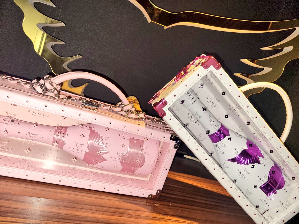 ハッピーバレンタイン☺
幹部チロルチョコ&amp;オリシャン😍
限定エンジェルシャンパン早い者勝ちですよー🙆
#ValentinesDay2022 　#sixtokyo #sixgroup