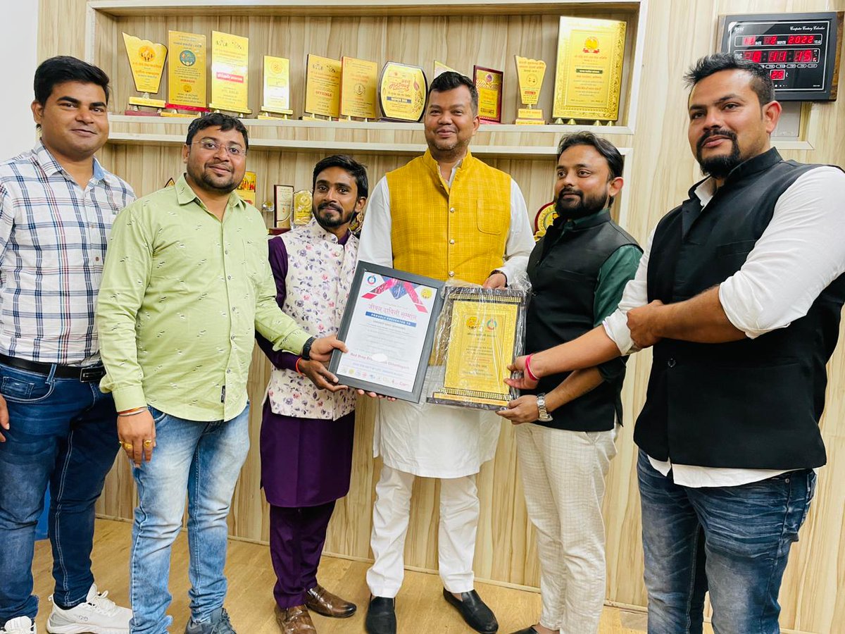 surajsahurdcg's tweet photo. @reddropcg  रक्त मित्र  प्रदेश स्तरीय वार्षिक सम्मान समारोह 9 वा वर्ष में हमारी संस्था को एवं मेरे जन्मदिन पर आशिर्वाद मार्गदर्शन मिला बड़े भैया श्री @sandeepsahuCG जी राष्ट्रीय अध्यक्ष अखिल भारतीय तैलीक साहू महासभा अध्यक्ष तेलघानी विकास बोर्ड छत्तीसगढ शासन 
@vikasjaiswal_23 https://t.co/hfnA9iIzRH