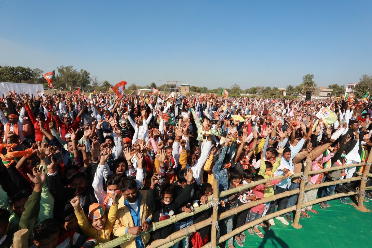 AmitShah's tweet photo. झांसी जिले के बरुआसागर में जनसभा को संबोधित किया।

गुंडे-माफियाओं के आगे नतमस्तक रहने वाले कभी बुंदेलखंड का विकास नहीं कर सकते। यहाँ की जनता ने फिर एक बार भाजपा की डबल इंजन की सरकार को लाने का मन बना लिया है। https://t.co/eo2IcPJk9x