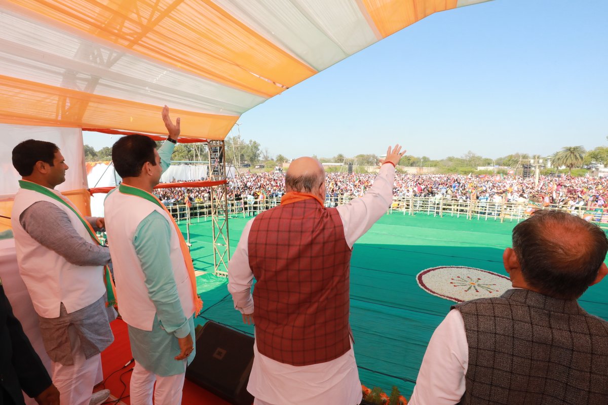 AmitShah's tweet photo. झांसी जिले के बरुआसागर में जनसभा को संबोधित किया।

गुंडे-माफियाओं के आगे नतमस्तक रहने वाले कभी बुंदेलखंड का विकास नहीं कर सकते। यहाँ की जनता ने फिर एक बार भाजपा की डबल इंजन की सरकार को लाने का मन बना लिया है। https://t.co/eo2IcPJk9x