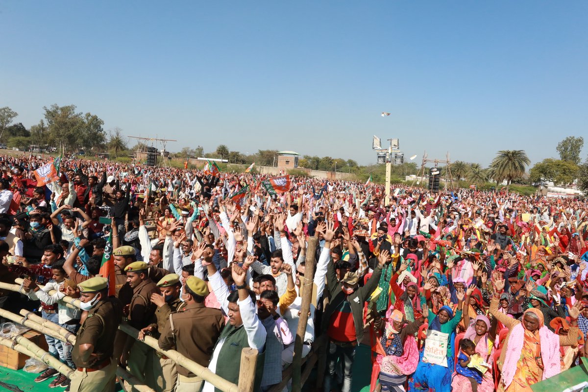 AmitShah's tweet photo. झांसी जिले के बरुआसागर में जनसभा को संबोधित किया।

गुंडे-माफियाओं के आगे नतमस्तक रहने वाले कभी बुंदेलखंड का विकास नहीं कर सकते। यहाँ की जनता ने फिर एक बार भाजपा की डबल इंजन की सरकार को लाने का मन बना लिया है। https://t.co/eo2IcPJk9x