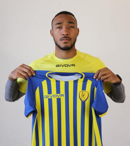 FC_Panetolikos's tweet photo. Μπείτε στο https://t.co/GWGRbW4Jcn επιλέξτε τη φανέλα του @d_cornelius13  &amp; αποκτήστε την! 
Go to https://t.co/GWGRbW4Jcn choose the jersey of @d_cornelius13  &amp; get it! 
 #panetolikos #alkis #official_jersey #panpas #canadianplayer #football https://t.co/NjhYhxN28F