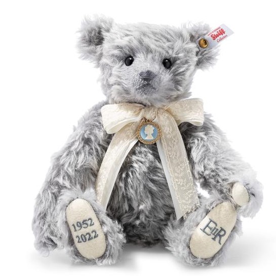 MorrabStudio's tweet image. 🇬🇧🎊👑 ~ Queen Elizabeth II ~ 👑🎊🇬🇧
Celebrating her #PlatinumJubilee - 70 years on the throne! We now have a selection of #commemorative items for this significant occasion. 'Made in England' fine china mugs, Moorcroft Pottery vases and a Steiff bear: morrabstudio.co.uk/c/887/Commemor…