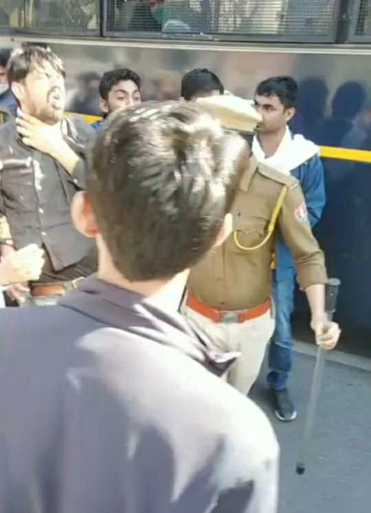 साथियों विकास जाखड़ जी को पुलिस पकड़कर लेकर गई है। कौनसे थाने में और किस जगह लेकर गई है ये भी नहीं बता रही है।